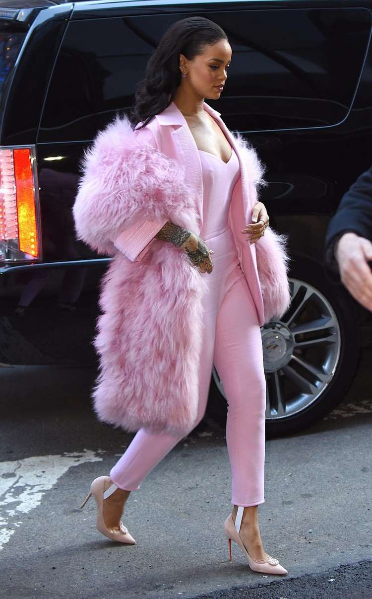 Rihanna Outfits wie Pastellfarben im Winter kombinieren