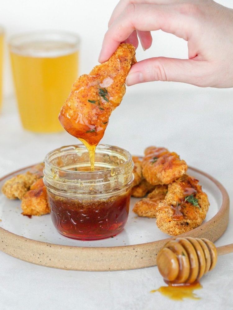 Scharfe Honig Sauce - Serrano Chilischote in einem Honig-Dip für Chicken-Wings