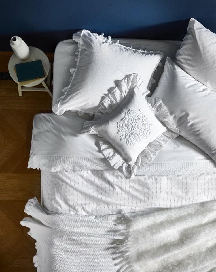 Schöne Stickereien für romantische Schlafzimmereinrichtungen in Weiß