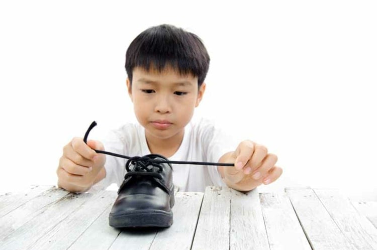 Schuhe binden lernen und Kindern zu mehr Selbstständigkeit helfen