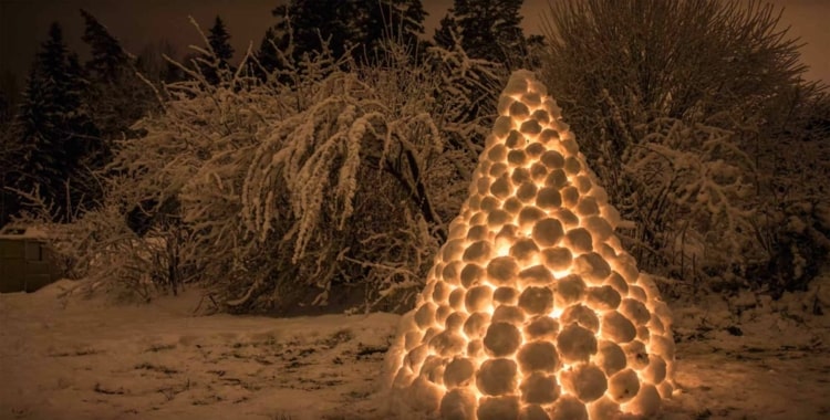 Schwedische Schneelaterne mit Schnee bauen und mit Teelichtern oder Lichterketten beleuchten