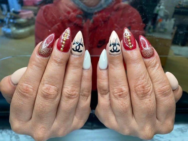 Stiletto Nagelform für kurze Nägel Chanel Logo Nails Trend