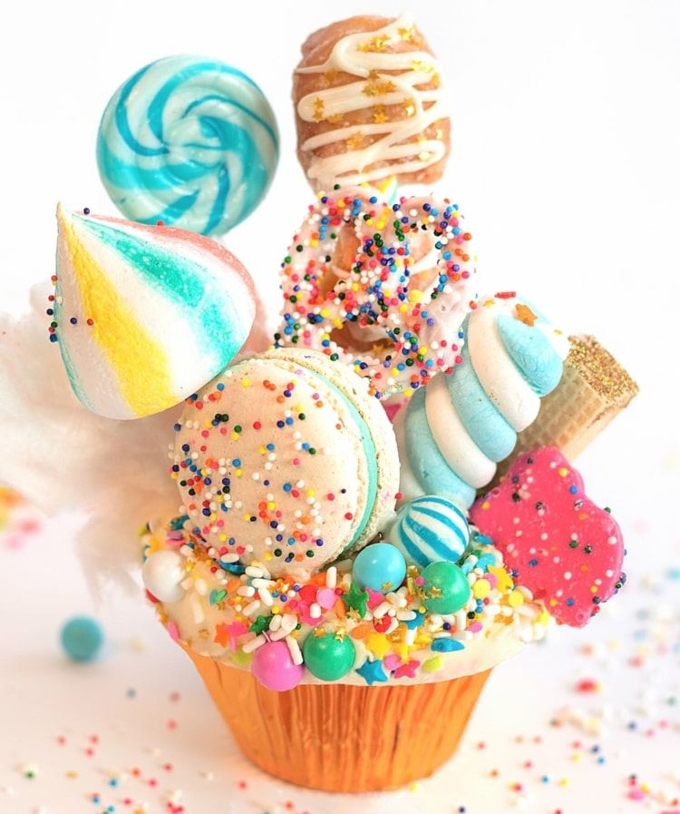 Süßigkeiten als Tortendeko für Karnevalsmuffins und -Cupcakes für die Party