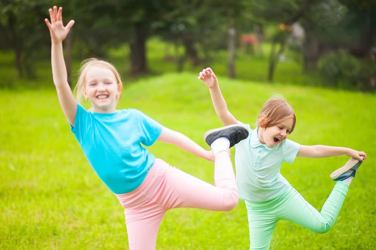 Übungen für Rückenmuskulatur und Gleichgewicht für Kinder Flamingo
