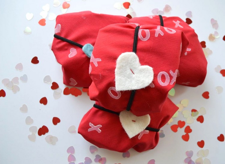 Valentinstag Geschenk mit Stoff verpacken