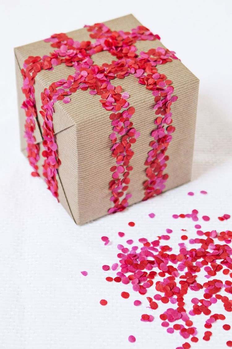 Valentinstag Geschenk verpacken rosa und rote Konfetti