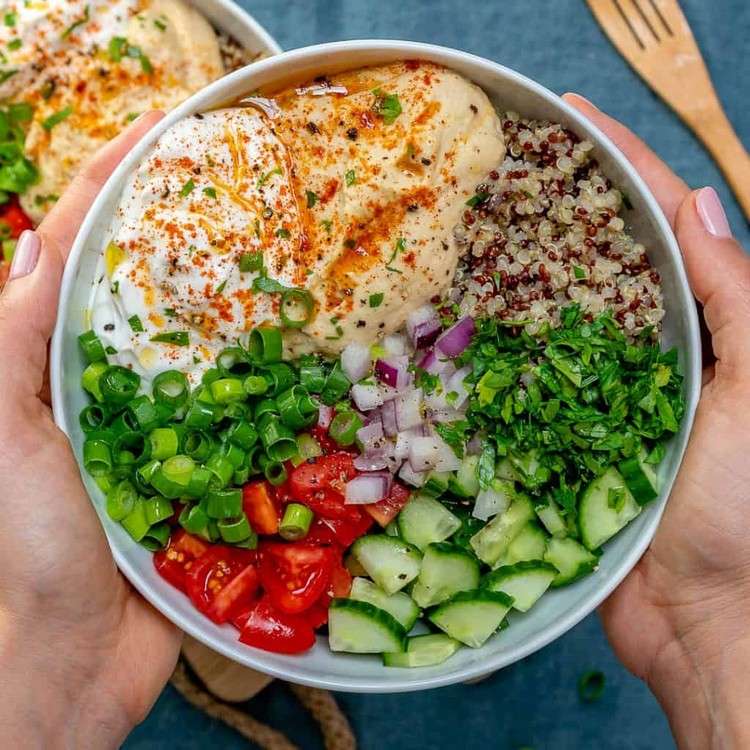 Veggie Bowl mit Hummus und Quinoa perfekt fürs Homeoffice
