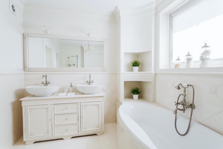 Vintage Bad in Weiß mit Einbau-Badewanne