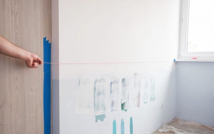 Wand halbhoch streichen Schnur für gerade Linie verwenden