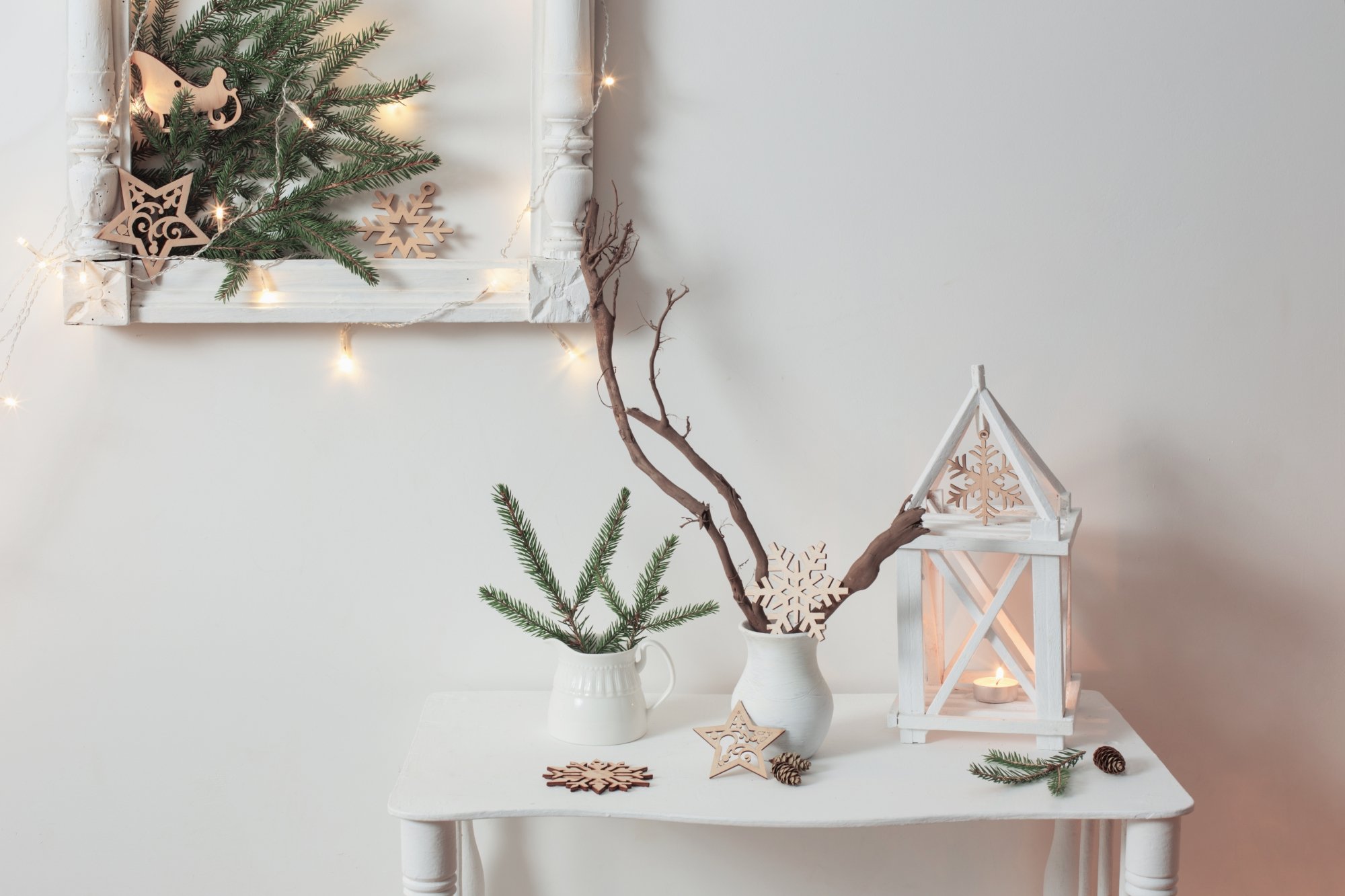 Wie dekoriert man nach Weihnachten mit Tannenzweigen und Laternen