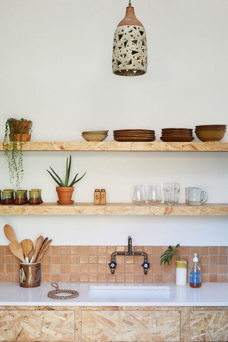 Wohntrend 2021 in Küche offene Regale Hängend und Fliesenspiegel und selbstgetöpferte Teller
