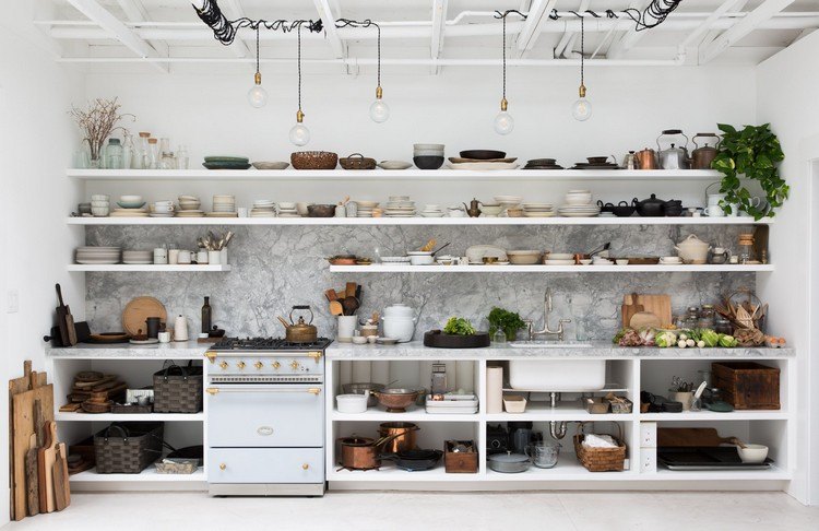 Wohntrend 2021 offene Küchenregale hängend in der Küche