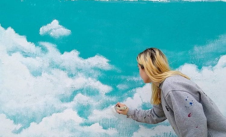 Wolken an Wand mit Flachpinsel und Acrylfarbe malen