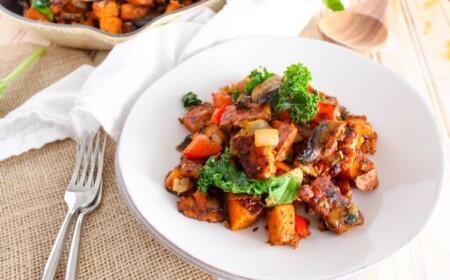 Würzige Pfanne mit Süßkartoffeln Tempeh und Paprika