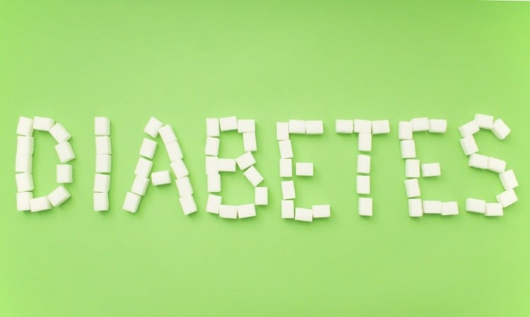 aufschrift diabetes aus zuckerwürfeln auf grünem hintergrund