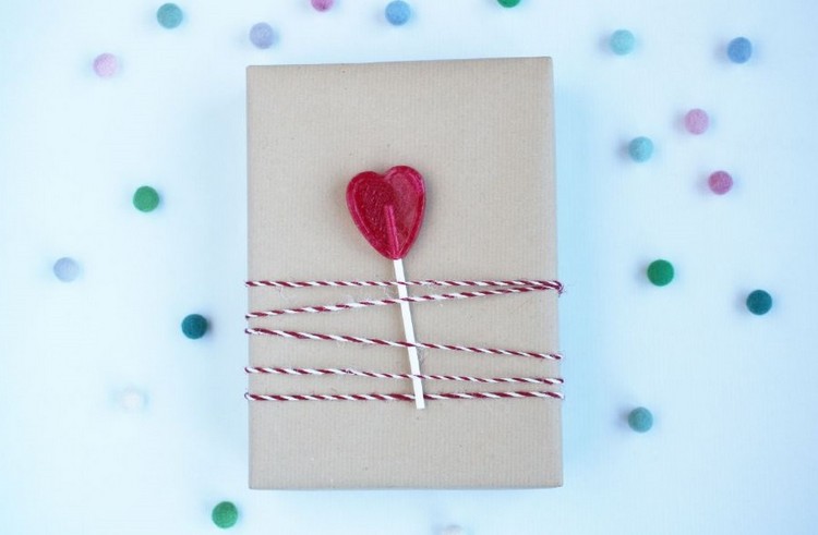 einfache Idee für Geschenkverpackung zu Valentinstag Lutscher Garn