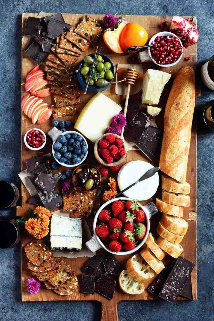 französisches Frühstück im Bett servieren Breakfast Charcuterie Boards