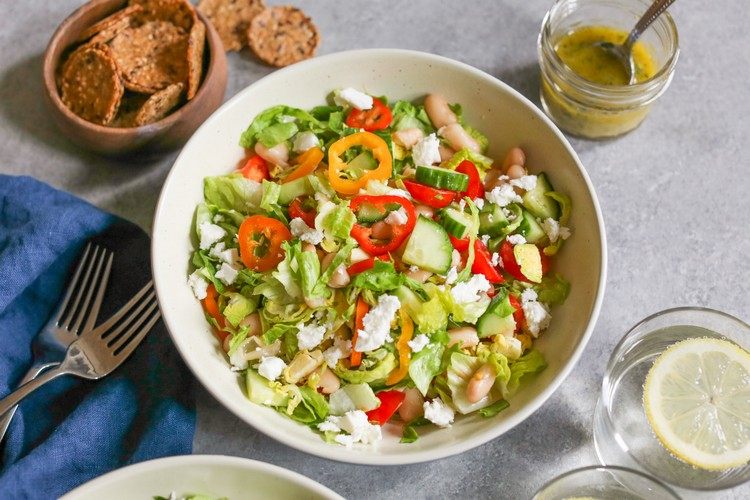 frischer Salat mit Dressing und Feta Käse fürs Homeoffice