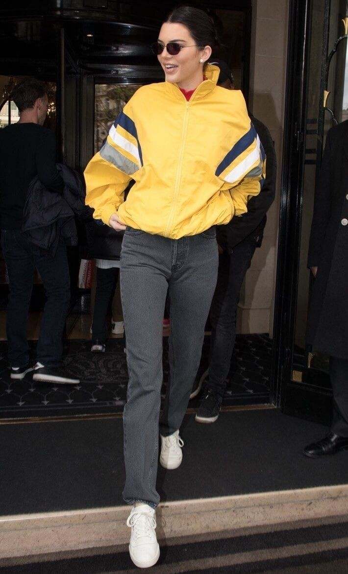 graue Jeans Outfits Grau und Gelb kombinieren Kleidung Modetrends 2021