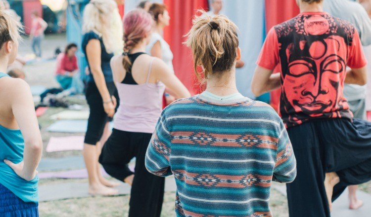gruppentraining mit yoga praktizierenden jungen menschen
