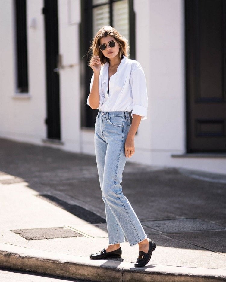 hellblaue Straight Leg Jeans mit weißem Hemd und Loafer kombinieren