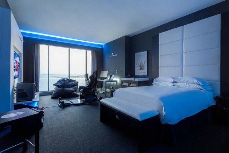 indirekte Deckenbeleuchtung in blau im Schlafzimmer