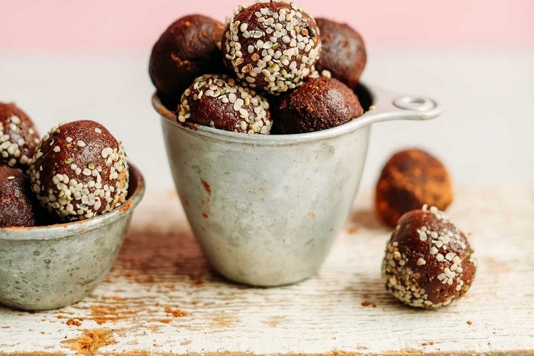 kalorienarme Snacks für unterwegs Schokolade Energy Balls Rezepte