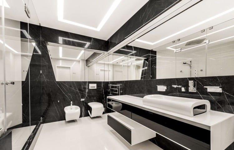 modernes badezimmer in schwarz und weiß mit kaltem licht