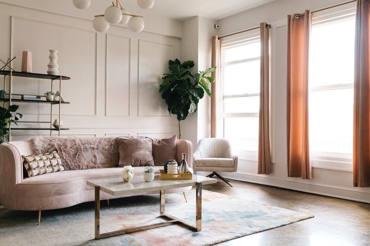 möbel trends 2021 wohnzimmer mit couch in puder farbe
