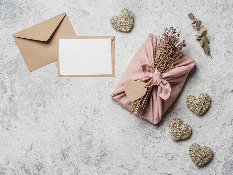 nachhaltige Geschenkverpackung Valentinstag Stoff und Trockenblumen