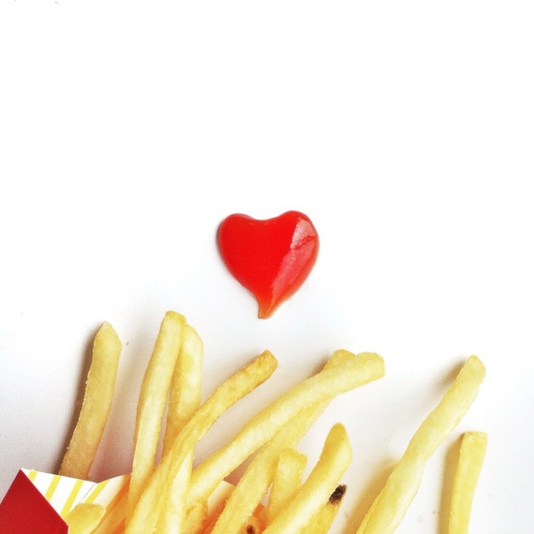 pommes mit ketchup in form vom herz als mögliches risiko für herzkrankheiten und schlaganfälle