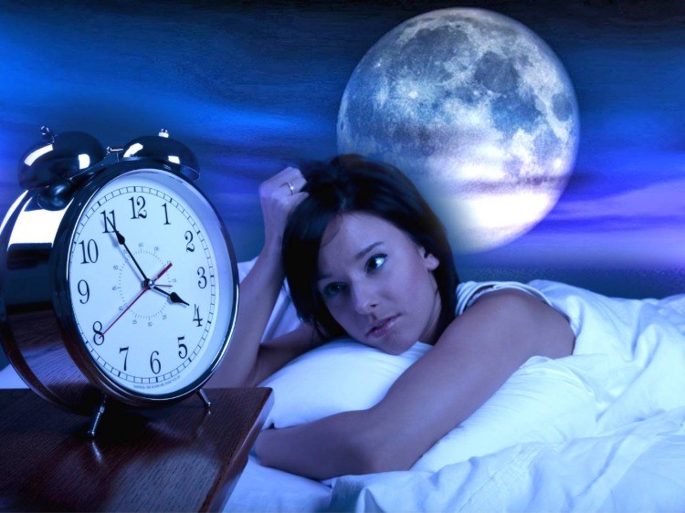 probleme beim einschlafen aufgrund von mondzyklus und mondphasen schlecht schlafen bei vollmond