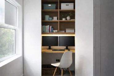 schreibtisch mit 2 bildschirmen im schrank