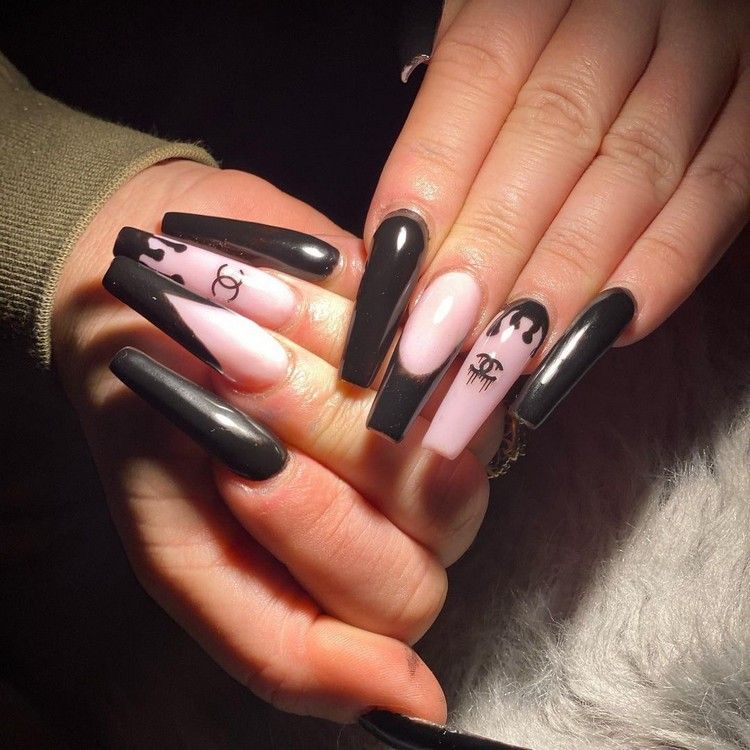 schwarz Nageldesign für Acrylnägel Chanel Logo Nails Nageltrend