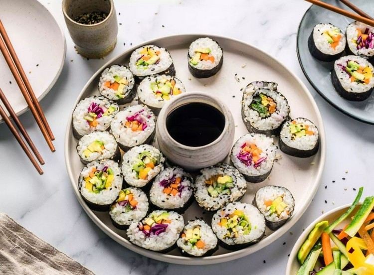 veganes Sushi in Teller mit Sojasauce serviert