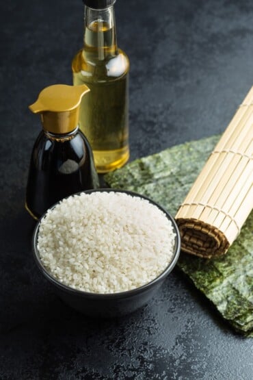 was braucht man zum Sushi selber machen Reis Nori Essig Matte