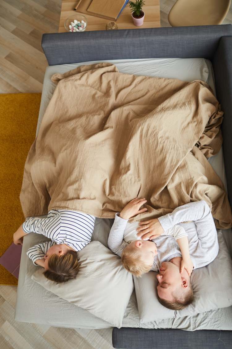 1 Zimmer Wohnung mit Baby einrichten großes Sofa mit Schlaffunktion