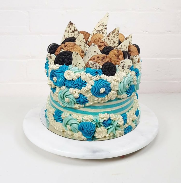 Aufwändig gestaltete Torte in Blau und Weiß mit Oreo Keksen und Cookies