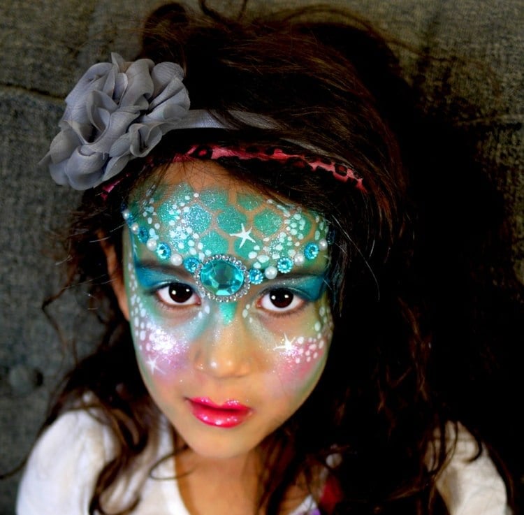 Aufwändige Idee zum Meerjungfrau schminken für Kinder mit Glitzersteinen