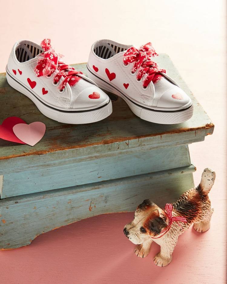Bastelideen für Valentinstag für Kinder Sneaker stempeln