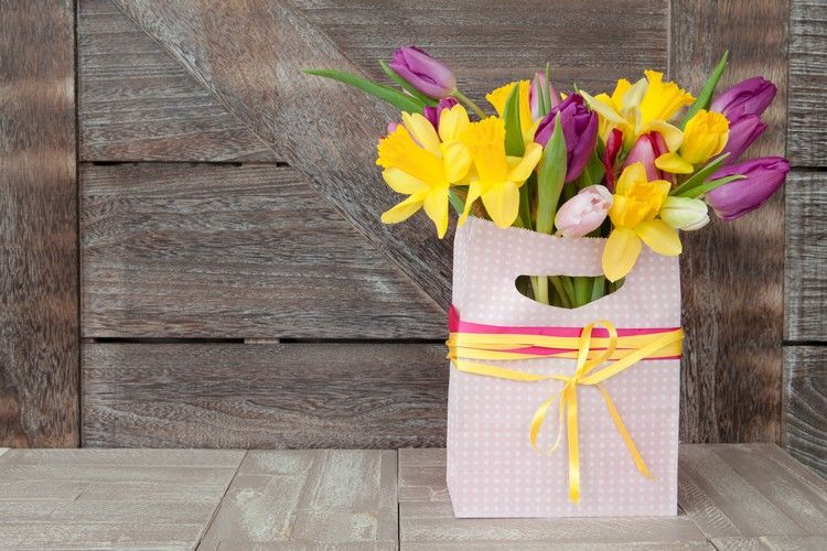 Blumen arrangieren Blumendeko im Frühling für Zuhause