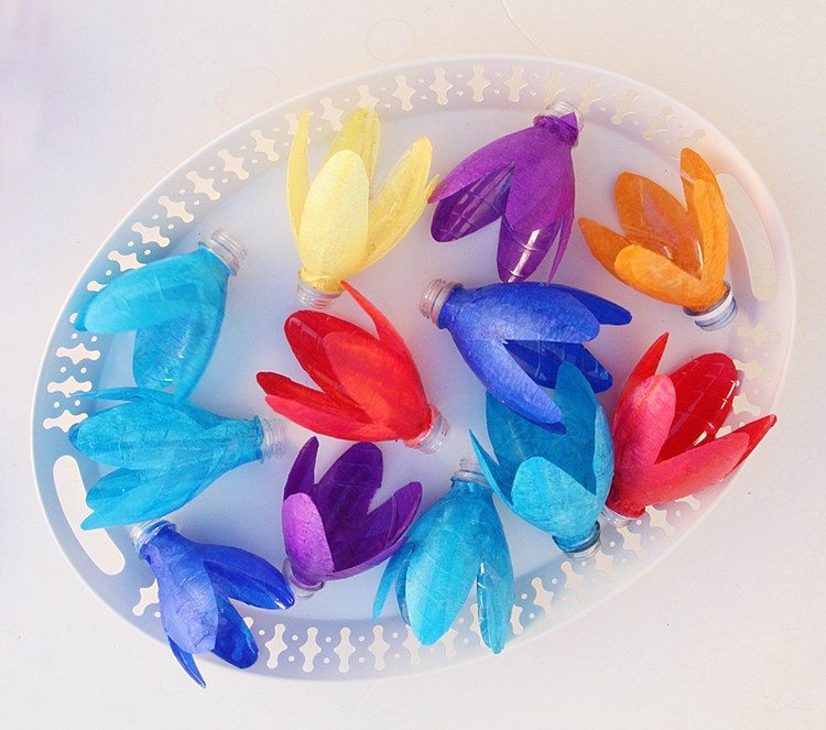 Blumen aus PET-Plastikflaschen und Seidenpapier basteln