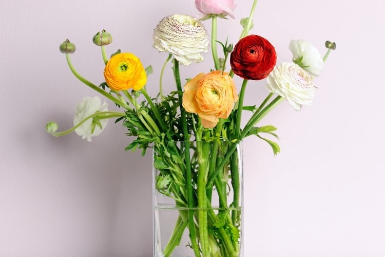 Blumen in der Vase arrangieren Blumendeko im Frühling Ideen