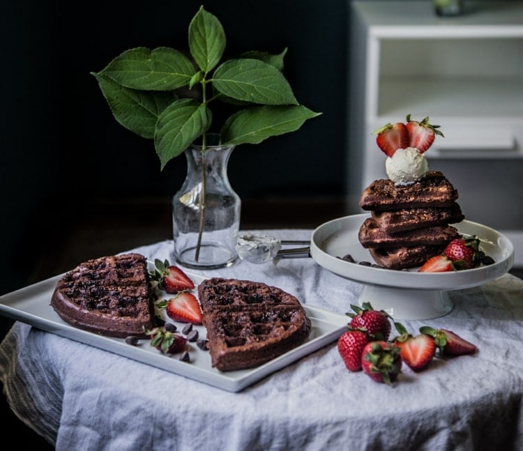 Brownies mit Erdbeeren oder Vanilleeis servieren in Form von Waffeln