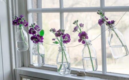 DIY Fensterdeko Frühling Glasflaschen Vasen Girlande