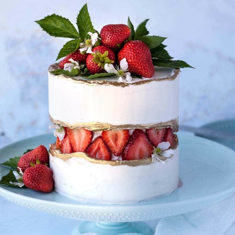 Dekorieren mit Erdbeeren für eine fruchtige Torte zu jedem Anlass
