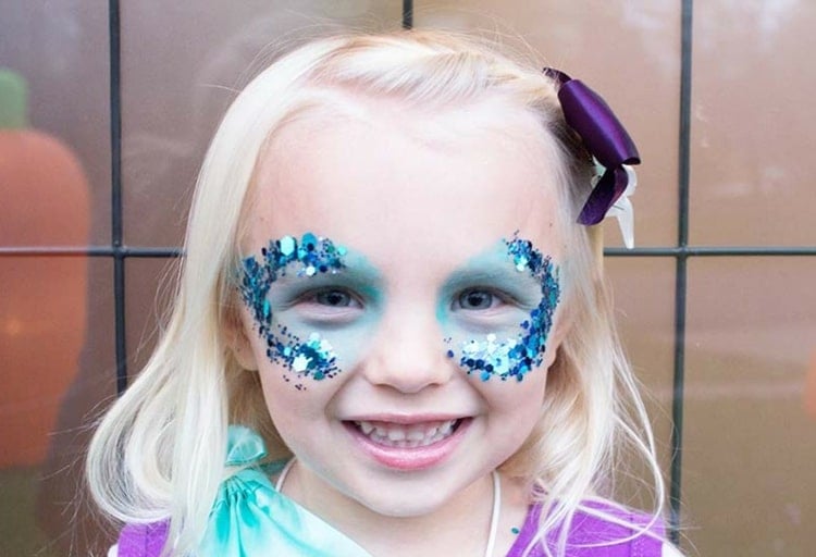 Einfach Meerjungfrau schminken für Kinder mit blauem Glitzer und Lidschatten