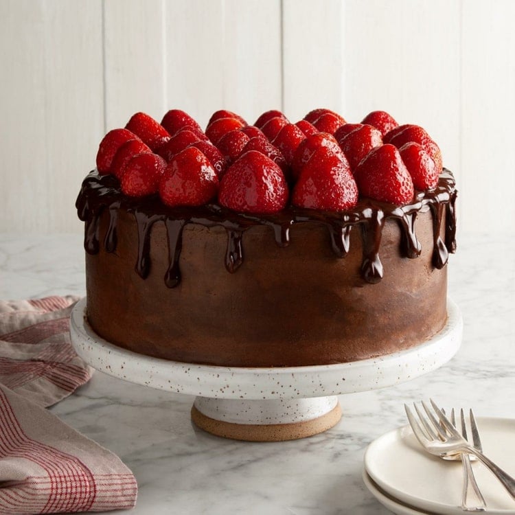 Einfache Erdbeer Deko aus ganzen Erdbeeren und Dripped Cake Design