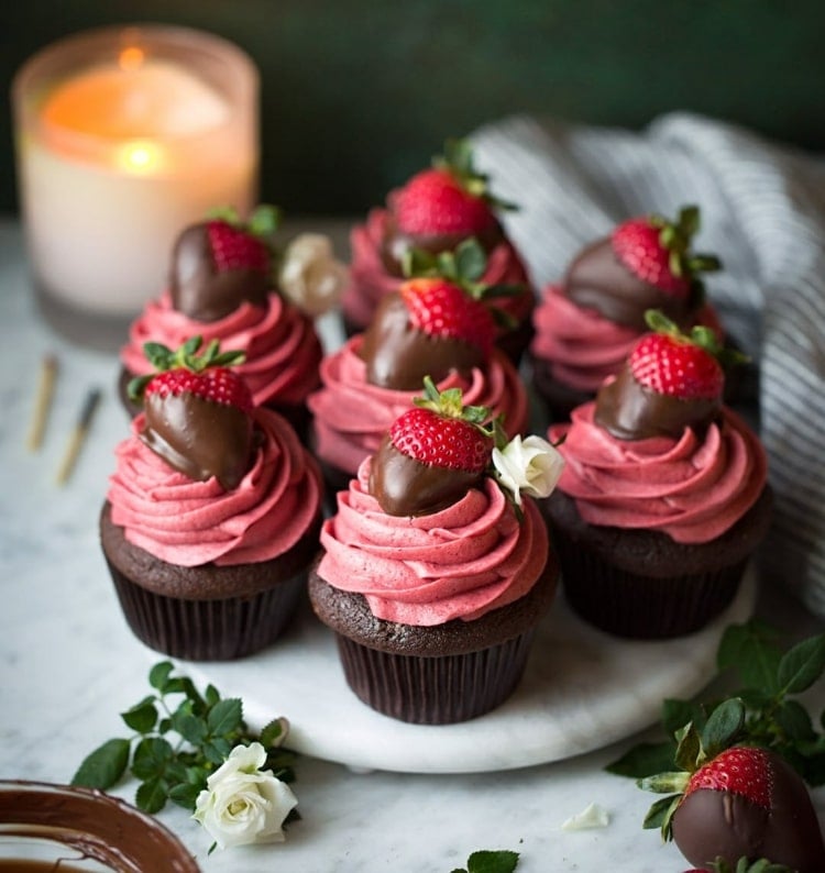 Erdbeer Deko für Cupcakes - Erdbeeren in Schokolade tauchen