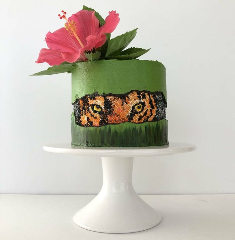 Exotische Torte in Grün mit Mosaik-Tiger und Hibiskus als Deko